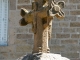 Photo suivante de Pérols-sur-Vézère Détail : croix au dessus du puits.