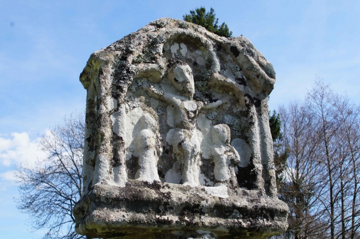 Détail : Petit édifice religieux à fronton et arcatures polylobées, sculptés d'un Calvaire - Peyrelevade