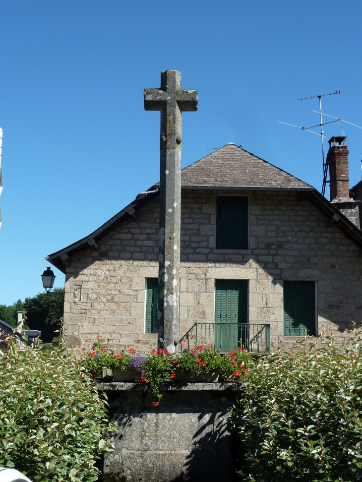 La croix de la Place. - Saint-Augustin