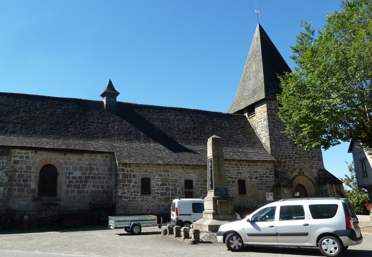 Eglise saint Augustin du XVIe siècle-et-monument-aux-morts-en-2013 - Saint-Augustin