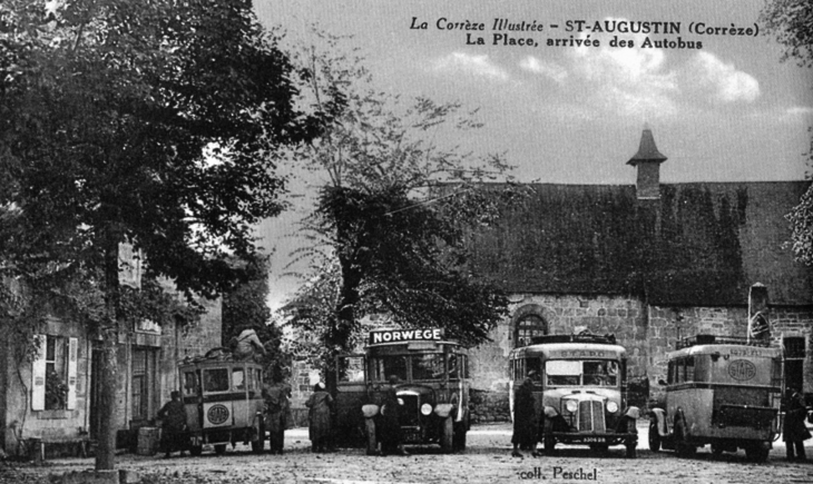 La Place, arrivée des Autobus, vers 1940 (carte postale ancienne). - Saint-Augustin