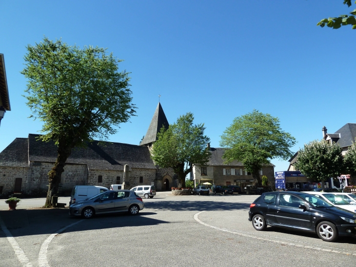 La Place, arrivée des voitures, en 2013. - Saint-Augustin