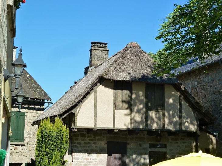 Maison du village avec toit en chaume. - Saint-Augustin