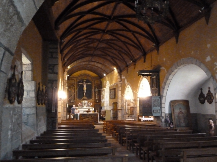 La nef vers le choeur de l'église Saint Augustin, au fond à droite sa Chaire à prêcher du XVIIe siècle.  - Saint-Augustin