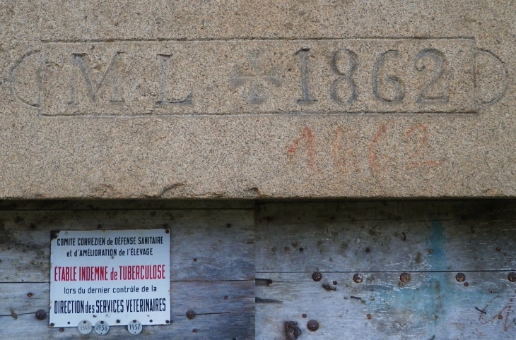 Inscription sur le linteau de porte d'une dépendance du château. - Saint-Germain-Lavolps