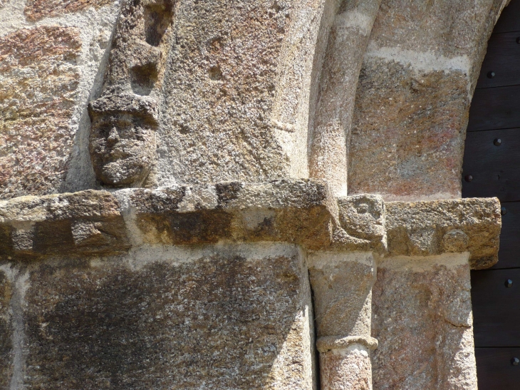 Tore ou boudin se terminant par une tête scultée dans le granit - Saint-Hilaire-Foissac