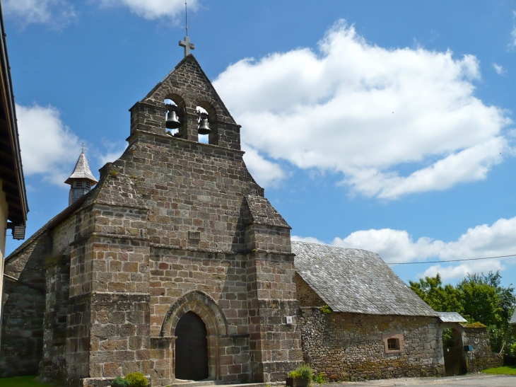 L'église à nef unique et chevet plat (XIIe siècle) fut agrandie par la création de chapelles latérales au XIVe siècle. - Saint-Hilaire-Foissac