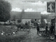 Vers 1910, la place (carte postale ancienne).