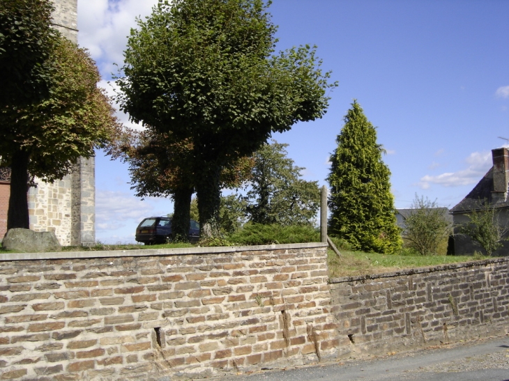 Place du village - Saint-Julien-le-Vendômois