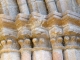 Détail : chapiteaux du portail de l'église Saint-Médard.