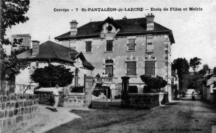 Ecole de Filles et Mairie, vers 1910 (carte postale ancienne). - Saint-Pantaléon-de-Larche