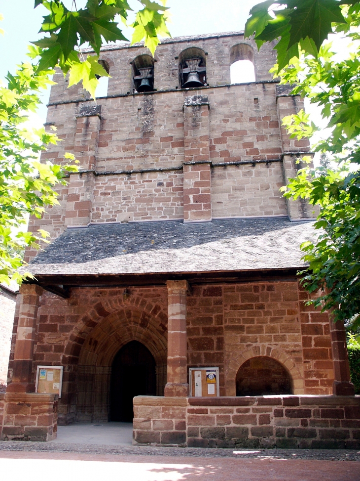 Eglise Saint Pantaléon des XIIe, XIVe et XVe siècles. - Saint-Pantaléon-de-Larche