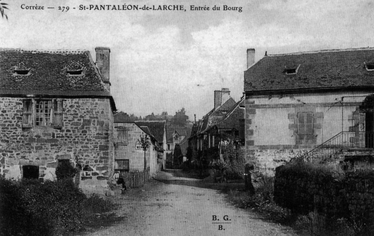 Entrée du bourg, vers 1910 (carte postale ancienne). - Saint-Pantaléon-de-Larche