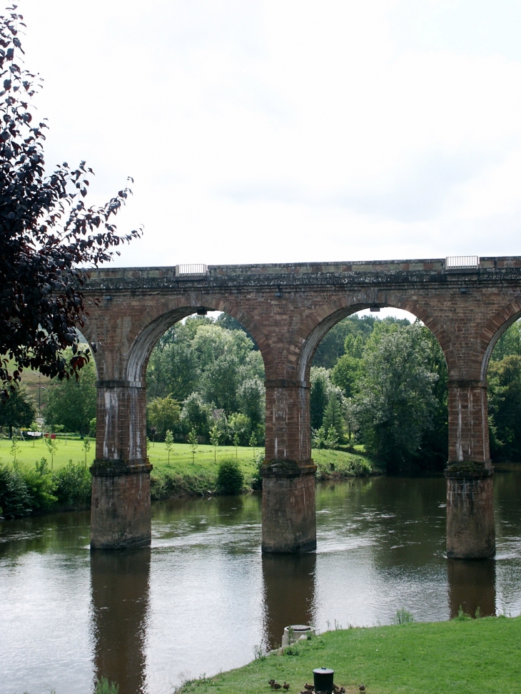 Le Pont ferroviaire fut achevé en 1860. - Saint-Pantaléon-de-Larche