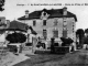 Ecole de Filles et Mairie, vers 1910 (carte postale ancienne).
