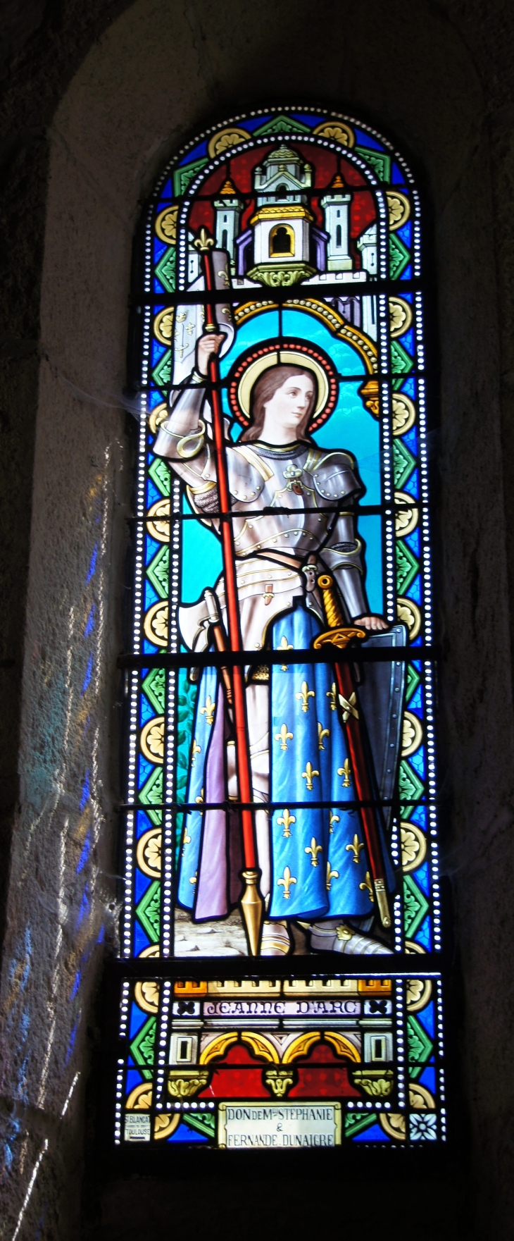 Vitrail de l'église. Jeanne d'Arc. - Saint-Setiers