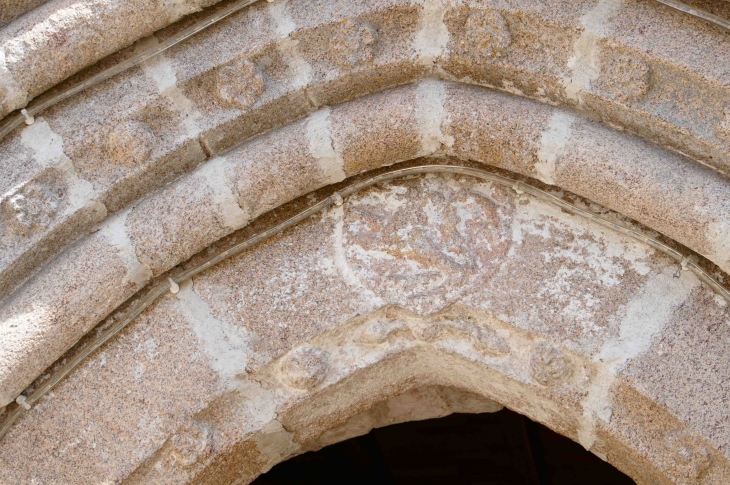 Détail : Blason du portail de l'église. - Saint-Setiers