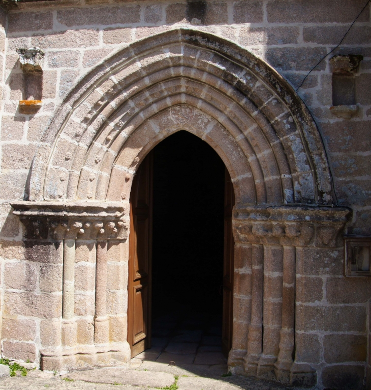 Le portail de l'église. - Saint-Setiers