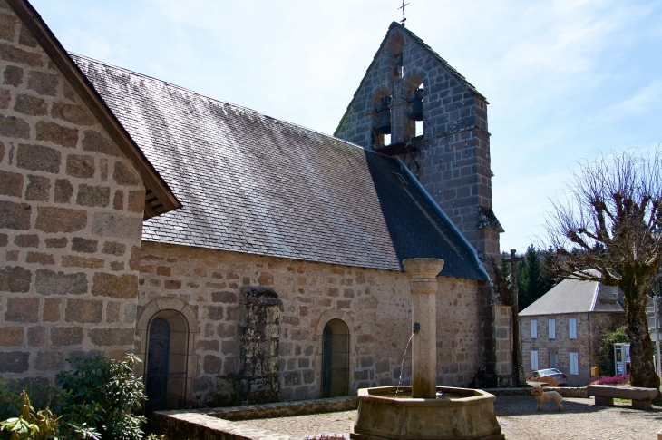 Façade latérale nord de l'église Saint-Sagittaire et la fontaine. - Saint-Setiers