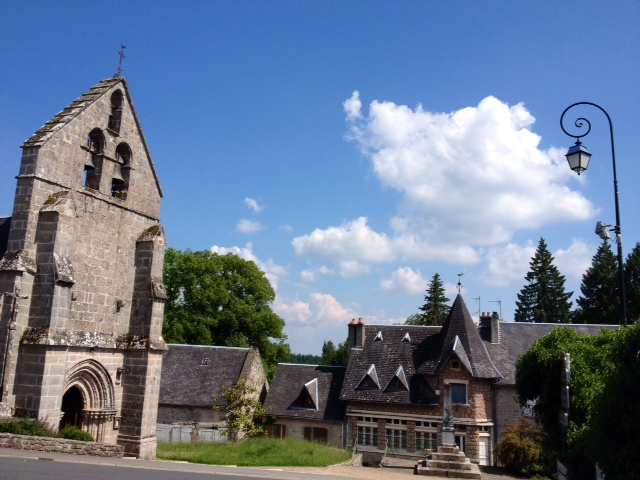L'église et l'ancienne poste. - Saint-Setiers