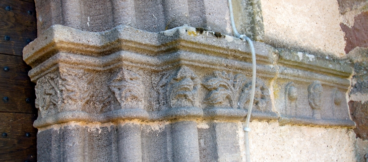 Chapiteau sculpté du portail de l'église Saint-Saturnin. - Saint-Sornin-Lavolps