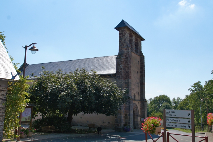 La façade latérale nord de l'église Saint-Saturnin. - Saint-Sornin-Lavolps