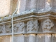 Chapiteau sculpté du portail de l'église Saint-Saturnin.