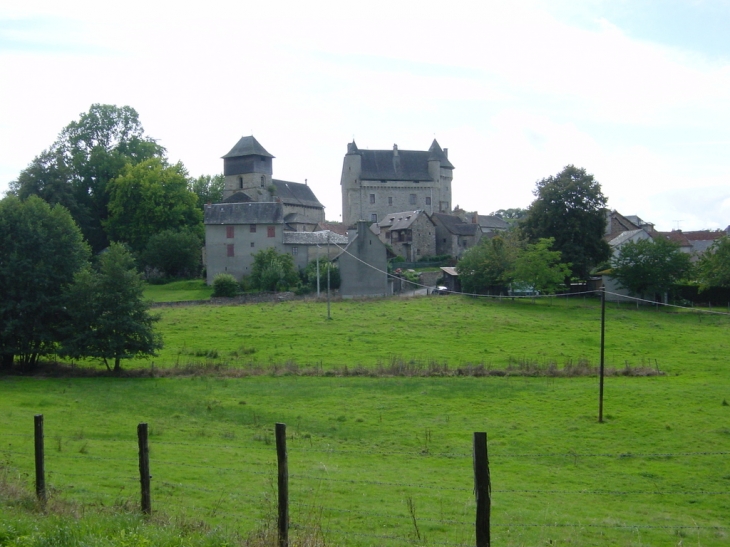 Le Château et L'église - Sainte-Fortunade