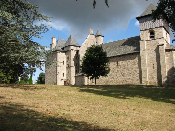 Le château après restauration - Sainte-Fortunade