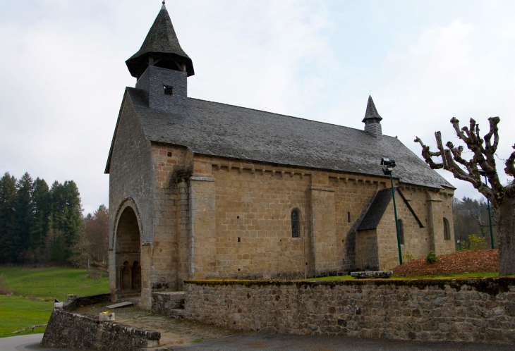 L'église romane Sainte-Radegonde du XIIe et du XVe siècles. Elle possède deux clochers. - Sérandon