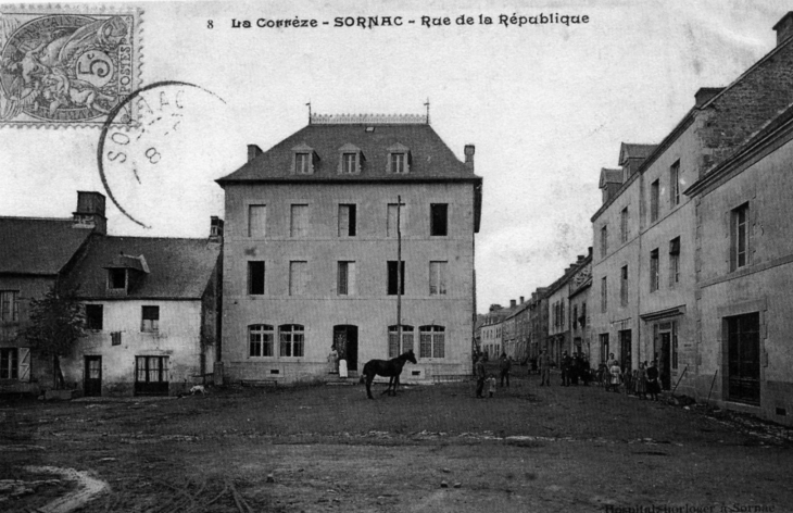 Ruede la République, vers 1906 (carte postale ancienne). - Sornac