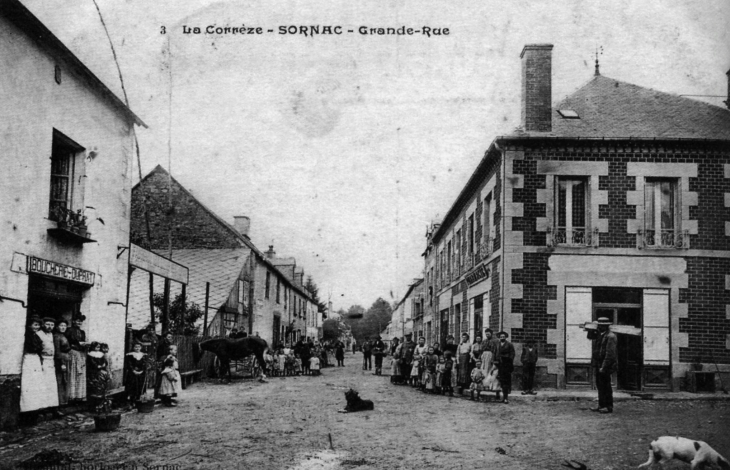 Grande rue, vers 1910 (carte postale ancienne). - Sornac