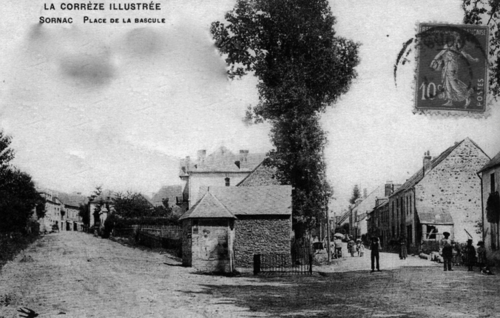 Place de la bascule, vers 1912 (carte postale ancienne). - Sornac