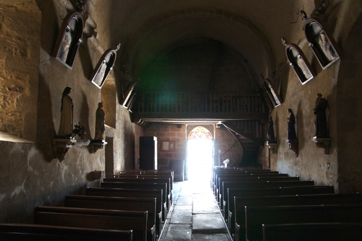 Intérieur de l'église vers le portail. - Sornac
