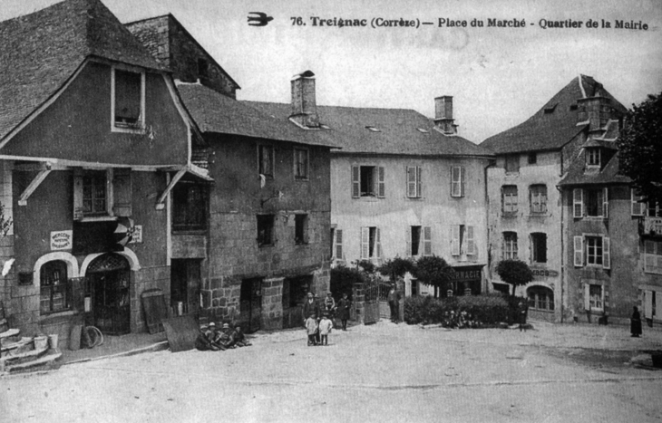 Place du Marche, vers 1930 (carte postale ancienne). - Treignac