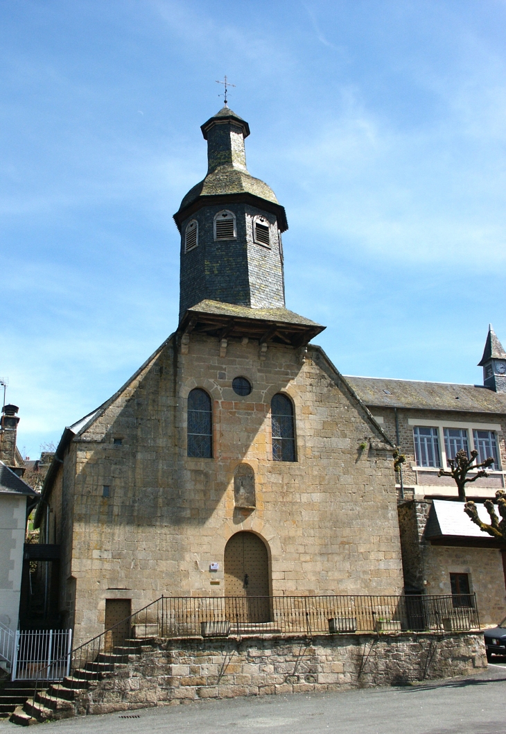 La chapelle des pénitents fut construite à l'aide de souscriptions. La première pierre fut posée en avril 1646. Ce lieu de culte recevait la confrérie des pénitents blancs fondée en 1637. - Treignac