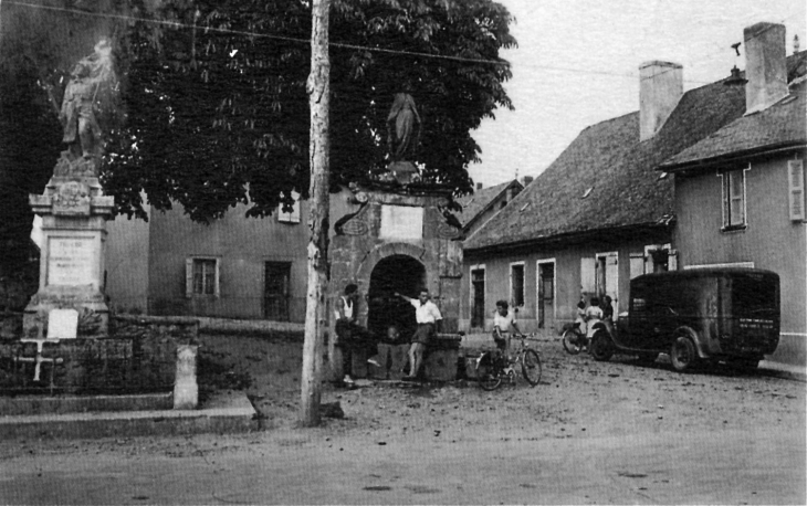 Place de l'église, vers 1940 (carte postale ancienne). - Troche