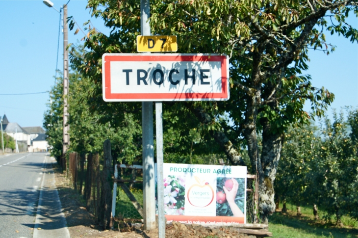 Autrefois : au XIVe siècle était connu sous le nom de Trocha et au XVIIIe siècle de Froche. - Troche