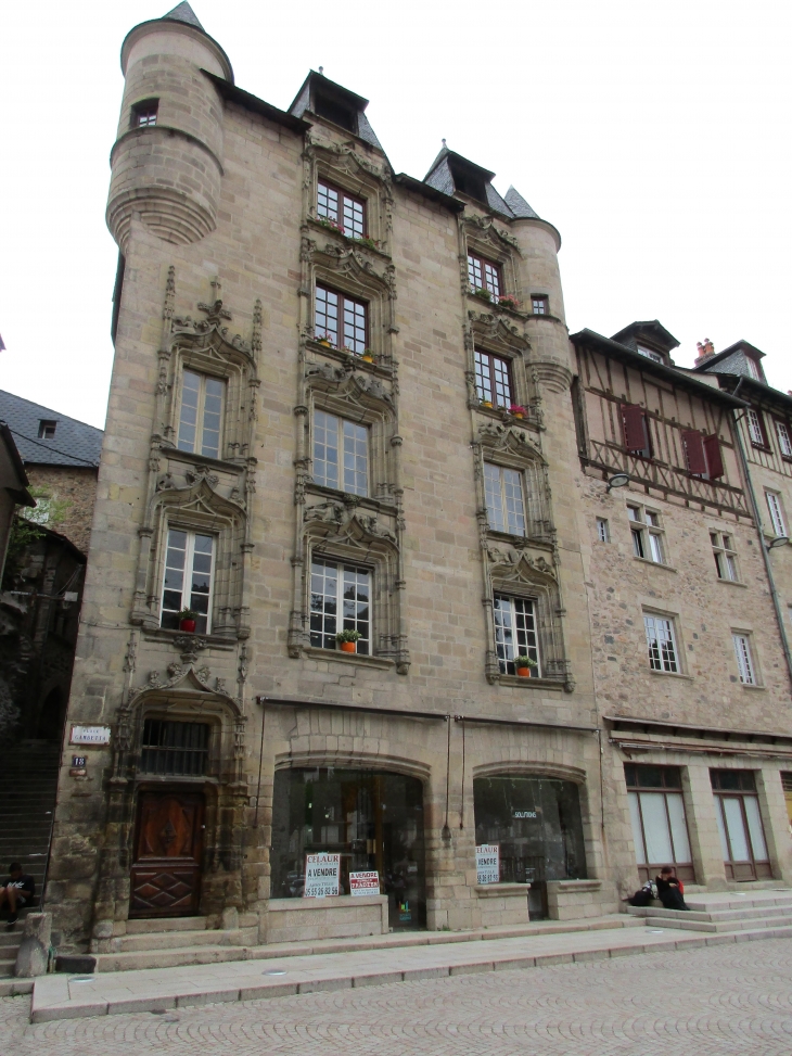 Maisons anciennes, à TULLE (Corrèze).