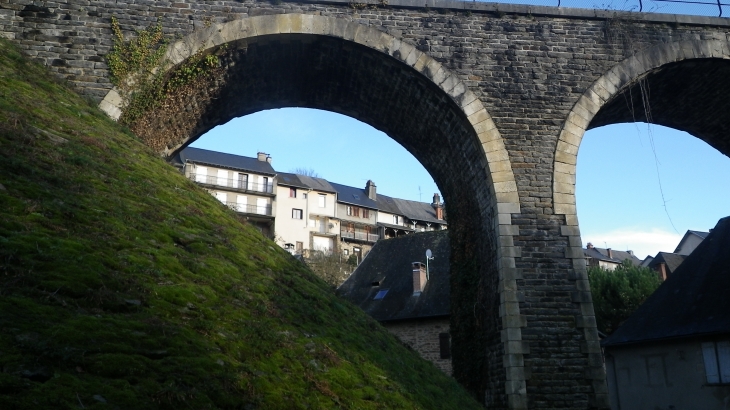 A travers des arches du pont PO Corrèze, le quartier Ste Eulalie. - Uzerche