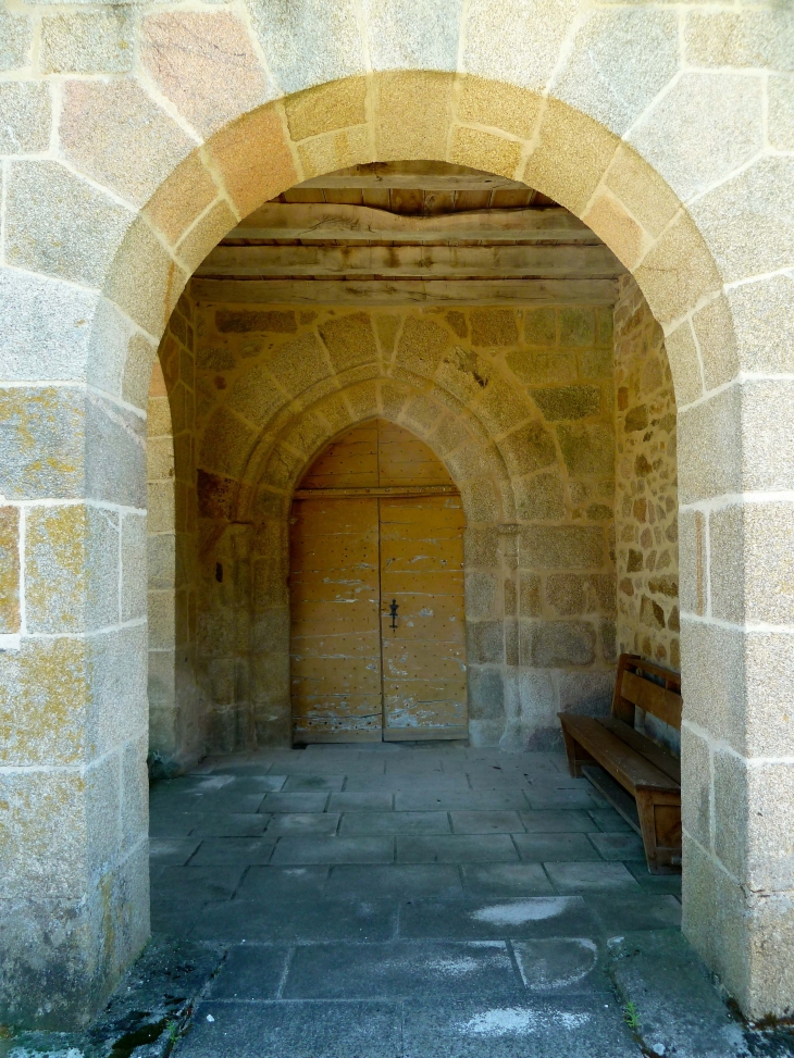 Le porche de l'église Saint Pardoux et Saint Salvy. - Veix
