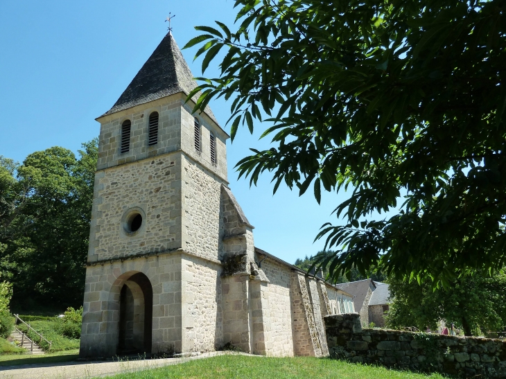 L'église Saint Pardoux et saint Salvy des XIIe et XIIIe, remanié au XVIIe après un incendi au XVIe ; et fortement restaurée au XIXe siècle. - Veix