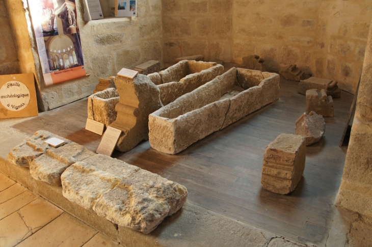 Sarcofages trapézoïdaux en calcaire. Utilisés entre la fin du VIe siècle et la fin du VIIIe siècle, ils appartiennent aux sépultures les plus anciennes de la nécropole. - Vigeois