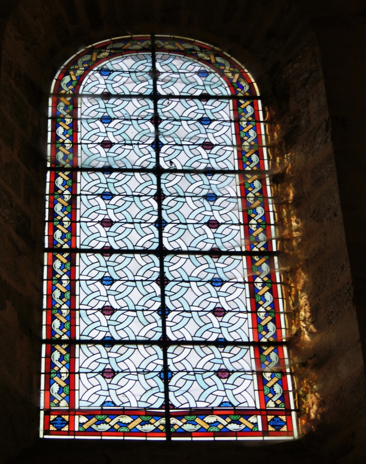 Vitrail de l'église Saint-Pierre. - Vigeois