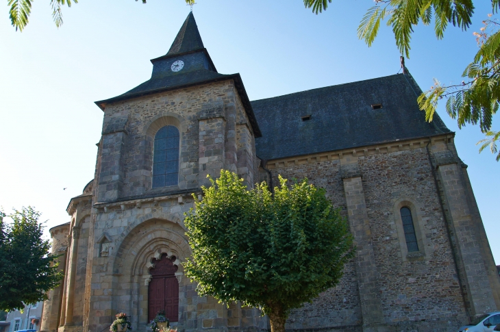 Abbatiale Saint-Pierre, façade latérale nord. - Vigeois