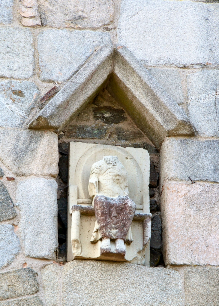 A-droite-de-la-porte-polylobee-statue-de-saint-paul-abbatiale-saint-pierre - Vigeois