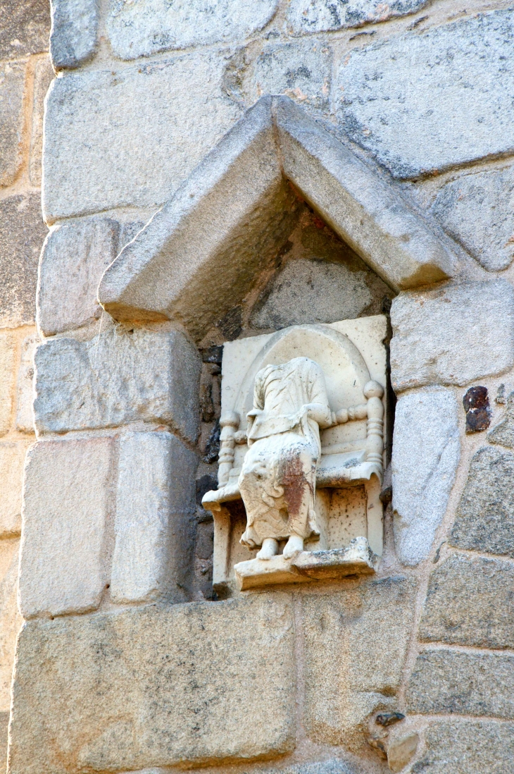 A-gauche-de-la-porte-polylobee-statue-de-saint-pierre-abbatiale-saint-pierre - Vigeois