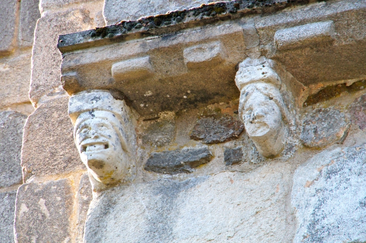 Modillons-au-dessus-de-la-porte-polylobee-abbatiale-saint-pierre - Vigeois