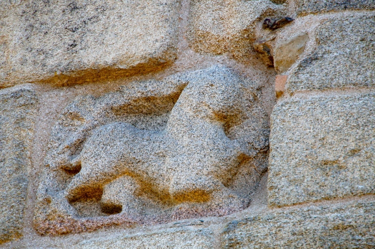 Pierre sculptée incrustée dans le mur de l'abbatiale Saint-Pierre. - Vigeois