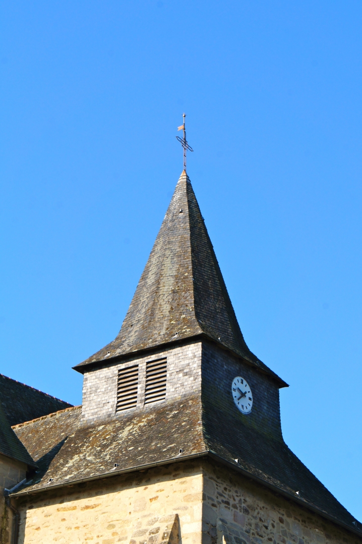 Le clocher de l'abbatiale Saint Pierre. - Vigeois